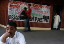 Un cartel muestra los nombres de los 15 adolescentes asesinados en enero pasado durante una misa en Ciudad Juárez©Reuters