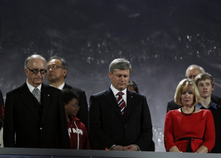 El primer ministro de Canadá, Stephen Harper, observa un minuto de silencio junto a su esposa en la ceremonia de inauguración de los Juegos.Foto: Reuters