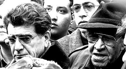 ایرج و شجریان: دو صدایی که ایرانیان به شکلی استثنایی دوست داشته اند (عکس از مراسم خاکسپاری پرویز یاحقی)