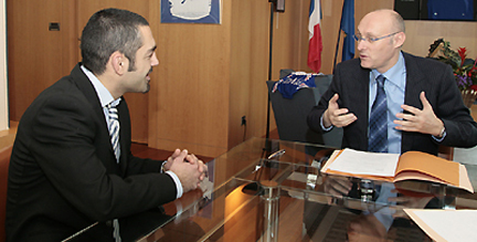 مهیار منشی پور(چپ) در کنار  معاون وزیر جوانان و ورزش فرانسه.منبع:www.jeuness-sportegouv.fr