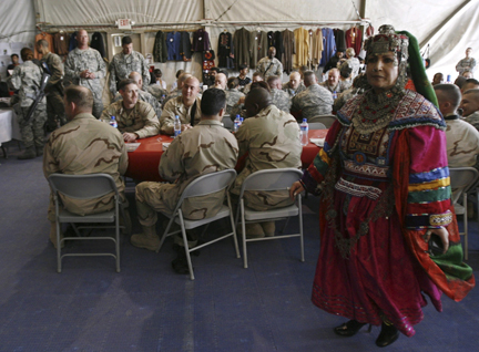 نمایش لباسهای زنانۀ افغانی در پایگاه نظامی بگرام در افغانستان.(عکس: رویترز)