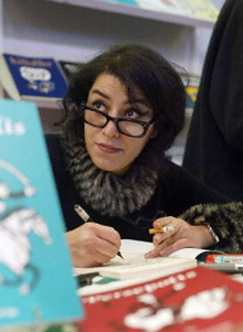 مرجان ساتراپی، در حال امضای کتاب مصور " پرسپولیس".(عکس : AFP)