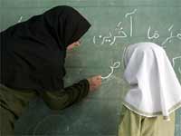 معلم و دانش آموز یک مدرسۀ ابتدایی ایرانی.(عکس: ایسنا)