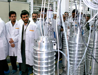 محمود احمدی نژاد در مرکز غنی سازی اورانیوم، عدم موافقت با غنی سازی اورانیوم توسط ایران ادامۀ تحریم ها را بدنبال دارد.(عکس: رویترز)
