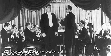 <font size="2">روح الله خالقی در حین رهبری ارکستر موسیقی ملی با خوانندگی بنان - سال 1948</font>