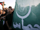 پرچم حماس در دست تظاهر کنندگان 