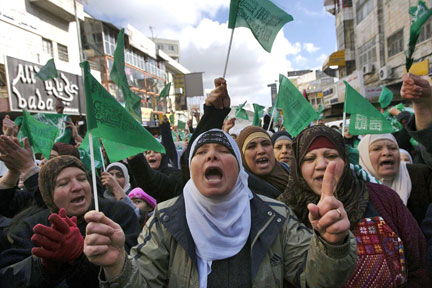 Des milliers de Palestiniens ont manifesté à Ramallah, siège de l'Autorité palestinienne en Cisjordanie, contre l'offensive israélienne dans la bande de Gaza, le 2 janvier 2009.(Photo : Reuters)
