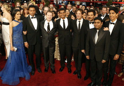 بازیگران فیلم میلیونر زاغه نشین به همراه کارگردان این فیلم در مراسم اسکار 2009.(عکس: رویترز)