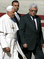 استقبال محمود عباس، رئیس تشکیلات خودگردان فلسطین از پاپ بندیکت شانزدهم در بیت الحم.(عکس: رویترز)
