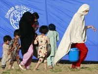 اهالی منطقۀ سوات در اردوگاههایی توسط سازمان ملل مستقر شده اند.(عکس: رویترز)