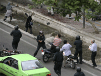 حملۀ پلیس ضد شورش به تظاهرکنندگان در خیابان ولیعصر.(عکس: رویترز)