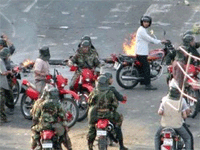 موتور سواران بسیجی و لباس شخصی مجهز به انواع سلاح ها در  سرکوب تظاهرکنندگان نقش فعالی دارند.( عکس: رویترز)