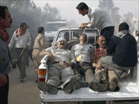 شماری از زخمی های پایگاه اشرف در درگیری با سربازان عراقی.(عکس: رویترز)