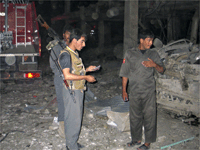 پلیس افغانستان در محل انفجار قندهار. این انفجار یکی از بزرگترین عملیات انتحاری از ژوییۀ 2008 به اینسو است.(عکس: رویترز)