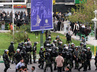 حملۀ پلیس ضد شورش به تظاهرکنندگان جبهۀ سبز در روز سیزدهم آبان.(عکس: رویترز)