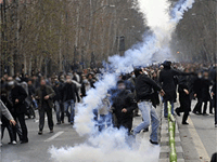 پلیس به میان جمعیت گاز اشک آور پرتاب کرده است.(عکس: AFP)