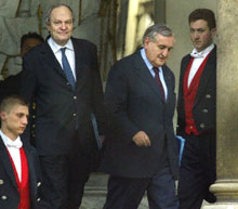 Jean-Pierre Raffarin quitte l'Elysée un peu avant l'annonce officielle de la composition du nouveau gouvernement le 31 mars. 

		AFP