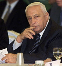 Ariel Sharon pourrait être inculpé pour corruption. La décision est entre les mains du procureur général Menahim Mazouz. 

		Photo AFP