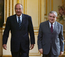 Malgré l'échec de la majorité aux élections régionales, le président Chirac a reconduit Jean-Pierre Raffarin à Matignon. 

		Photo AFP
