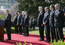 Le président Bush accueille les sept nouveaux membres du traité de l'Atlantique.  

		Photo AFP