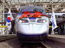 Korean Train eXpress (KTX), le TGV coréen construit par Alstom a été inauguré le mardi 30 mars 2004 en présence de la ministre française de l'Industrie Nicole Fontaine, le PDG de la SNCF Louis Gallois et celui d'Alstom, Patrick Kron. 

		Photo AFP