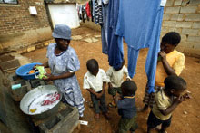 En Afrique du Sud, le chômage dépasse les 40% et beaucoup de ménages n’ont pas les moyens de payer la facture d’eau ou d’électricité. 

		(Photo: AFP)