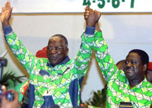 Alphonse Djédjé Mady (à droite) en campagne à Korhogo et à Bouaké pour le PDCI d'Henri Konan Bédié (à gauche). (Photo prise à Abidjan en 2002). 

		