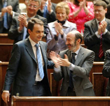 Jose Luis Zapatero, le nouveau Premier ministre espagnol, applaudi lors de son investiture au Congrés. 

		(Photo: AFP)