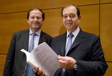 Hervé Novelli, rapporteur, et Patrick Ollier, président de la mission sur les 35 heures qui embarrasse le gouvernement. 

		(Photo : AFP)