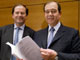 Patrick Ollier (à droite), député UMP des Hauts-de-Seine et  le rapporteur Hervé Novelli, lors de la présentation du rapport à la presse.(Photo : AFP)