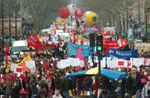 Manifestation de chômeurs qui protestent contre la réduction de leurs droits, à Paris en mars 2004. 

		(Photo : AFP)