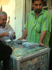 Bureau de change dans une rue à Bagdad 

		(Photo : Manu Pochez/RFI)
