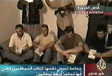 Des images des otages italiens diffusées le 13 avril 2004 sur la chaîne Al-Jazeera. 

		(Photo: AFP)