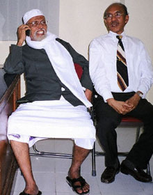 Le chef islamiste indonésien Abou Bakar Bashir (à gauche) au côté de son avocat. 

		(Photo : AFP)