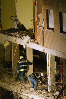 Les enquêteurs espagnols sur les lieux de l'explosion, dans le quartier de Leganes, une banlieue populaire de Madrid. 

		(Photo : AFP)