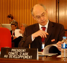 Richard Manning, Président du Comité d'aide au développement de l'OCDE, lors de la réunion à Paris les 15 et 16 avril 2004. 

		(Photo: OCDE)