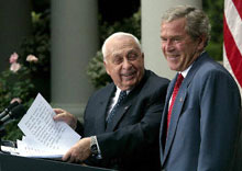 Ariel Sharon et George Bush lors d'une visite du Premier ministre israélien à Washington en juillet 2003. 

		(Photo: AFP)