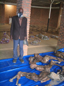 Découverte de corps en mars 2004. Eglise de Nyamata. 

		