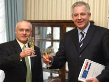 Le Premier ministre Ivo Sanader (droite) et le commissaire européen Jacques Wunenburger (gauche).
 

		(Photo AFP)
