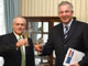 Le Premier ministre Ivo Sanader (droite) et le commissaire européen Jacques Wunenburger (gauche).(Photo AFP)