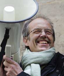 Alain Trautmann, le porte-parole du collectif «Sauvons la recherche», face aux militants, le 08 avril 2004 à Paris, à l'occasion du pique-nique organisé pour fêter l'annonce de la création de 550 postes de chercheurs. 

		(Photo: AFP)