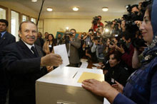 Abdelaziz Bouteflika est réélu. Il a obtenu plus de 83% des voix exprimées. 

		Photo : AFP