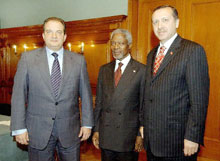 Le secrétaire général des Nations unies Kofi Annan en compagnie du Premier ministre grecque Costas Caramanlis (G) et  son homologue turque Recep Tayip Erdogan (D) à Bürgenstock en Suisse.  

		Photo AFP