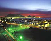Début de nuit au Cap. Dominant la cité, la montagne de la Table emplit l'horizon. 

		(Photo: South African Tourism)