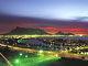 Début de nuit au Cap. Dominant la cité, la montagne de la Table emplit l'horizon. 

		(Photo: South African Tourism)