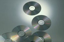 Le téléchargement illégal des chansons par Internet est l'une des principales causes de la baisse des ventes mondiales de cd audio.  

		DR