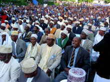 Les partisans de la Convention pour le Renouveau des Comores (CRC) le 17 avril 2004 à Moroni. 

		(Photo: AFP)