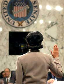 la conseillère de la Maison-Blanche pour la sécurité nationale Condoleezza Rice, devant la commission d'enquête sur les attentats du 11 septembre. 

		(Photo: AFP)