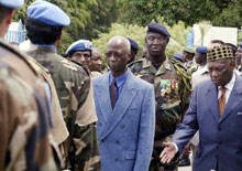 Le Premier ministre Seydou Diarra en compagnie du représentant spécial du Secrétaire général de l'ONU en Côte d'Ivoire, Albert Tevoedjre lors de la cérémonie d'installation de l'ONCI 

		(Photo AFP)