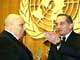 Rauf Denktash (leader de Chypre-nord, turque) et Tassos Papadopoulos, président chypriote-grec -ici à l'ONU- ont tous deux appelé à voter non au référendum voulu par Kofi Annan. 

		(Photo: AFP)